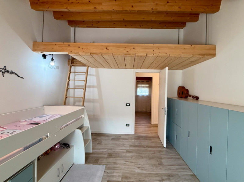 COMPOSIZIONE:
Favolosa villa singola di recente costruzione. L’immobile si sviluppa su due livell...