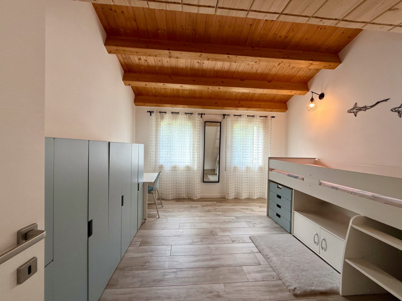 COMPOSIZIONE:
Favolosa villa singola di recente costruzione. L’immobile si sviluppa su due livell...