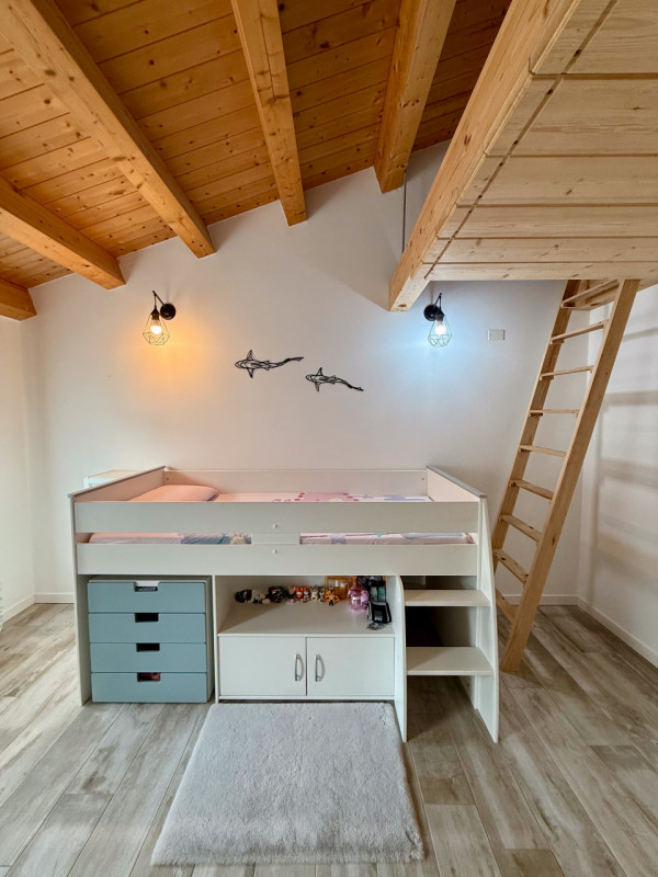 COMPOSIZIONE:
Favolosa villa singola di recente costruzione. L’immobile si sviluppa su due livell...