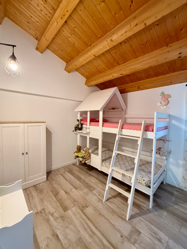 COMPOSIZIONE:
Favolosa villa singola di recente costruzione. L’immobile si sviluppa su due livell...