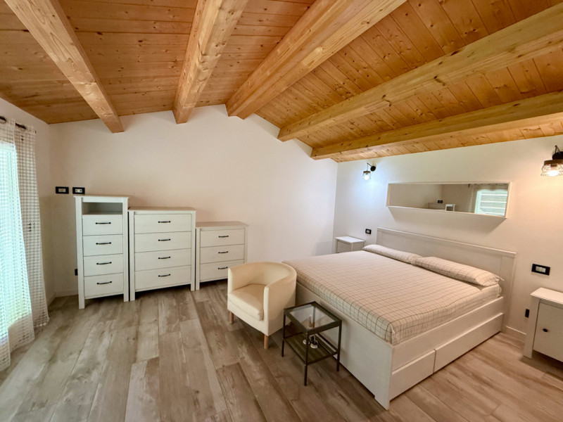 COMPOSIZIONE:
Favolosa villa singola di recente costruzione. L’immobile si sviluppa su due livell...