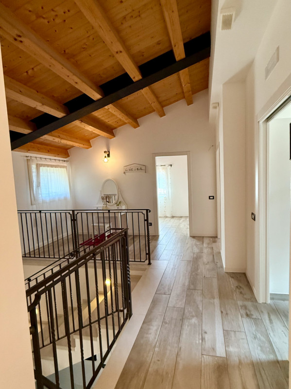 COMPOSIZIONE:
Favolosa villa singola di recente costruzione. L’immobile si sviluppa su due livell...