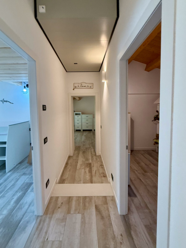 COMPOSIZIONE:
Favolosa villa singola di recente costruzione. L’immobile si sviluppa su due livell...