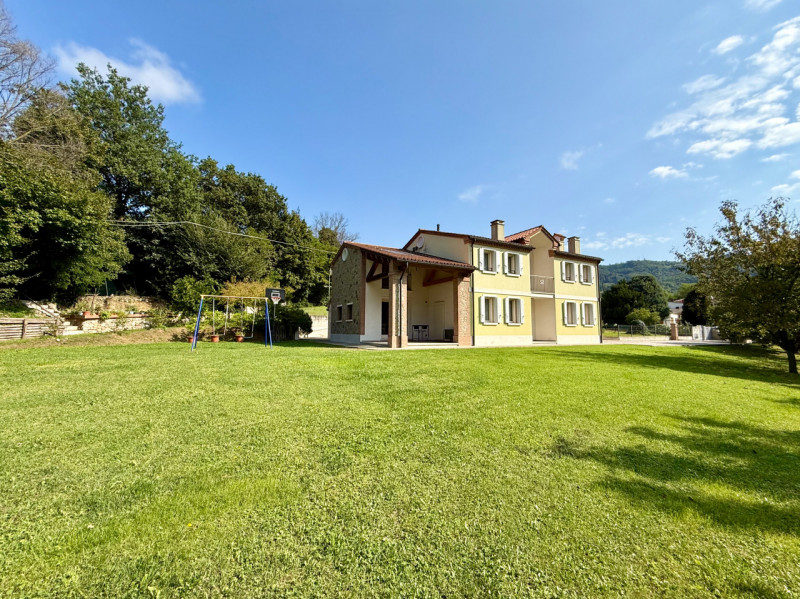 COMPOSIZIONE:
Favolosa villa singola di recente costruzione. L’immobile si sviluppa su due livell...