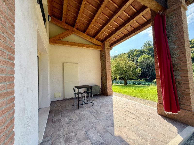 COMPOSIZIONE:
Favolosa villa singola di recente costruzione. L’immobile si sviluppa su due livell...