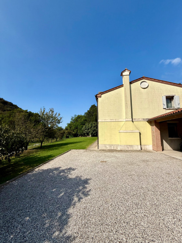 COMPOSIZIONE:
Favolosa villa singola di recente costruzione. L’immobile si sviluppa su due livell...