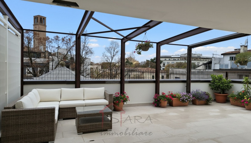 Sara Immobiliare è lieta di presentare in vendita un attico straordinario situato nella zona cent...