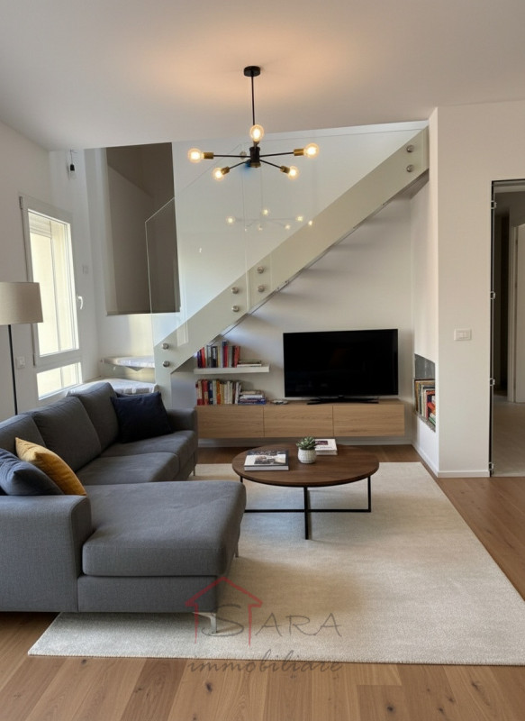 Sara Immobiliare è lieta di presentare in vendita un attico straordinario situato nella zona cent...