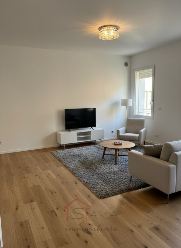 Sara Immobiliare è lieta di presentare in vendita un attico straordinario situato nella zona cent...