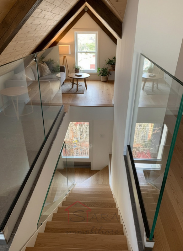 Sara Immobiliare è lieta di presentare in vendita un attico straordinario situato nella zona cent...