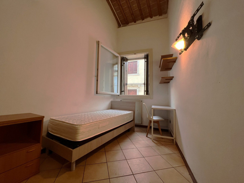 In pieno centro storico, a pochi passi dall'università e comoda alla stazione, proponiamo stanza ...