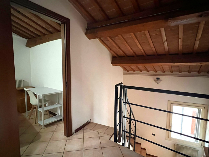 In pieno centro storico, a pochi passi dall'università e comoda alla stazione, proponiamo stanza ...