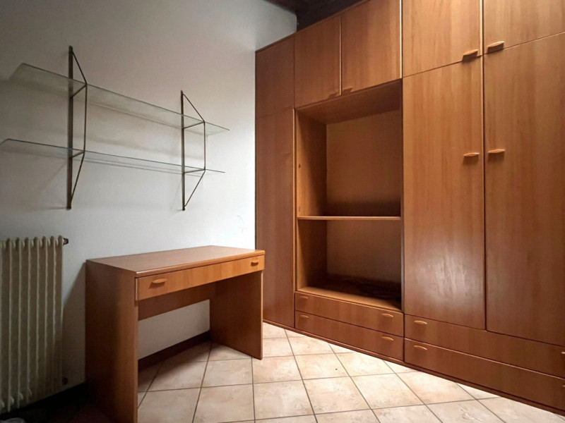 In pieno centro storico, a pochi passi dall'università e comoda alla stazione, proponiamo stanza ...