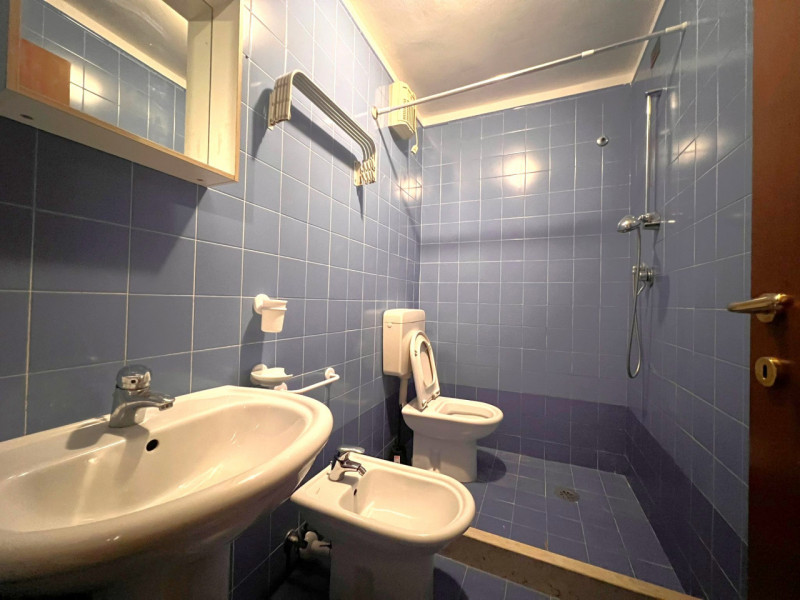 In pieno centro storico, a pochi passi dall'università e comoda alla stazione, proponiamo stanza ...