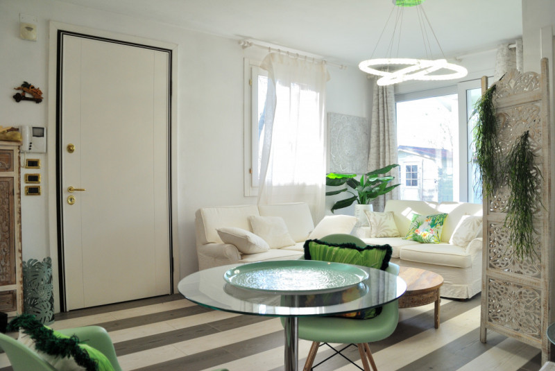 In un contesto tranquillo e molto ricercato, proponiamo una splendida porzione di trifamiliare ca...