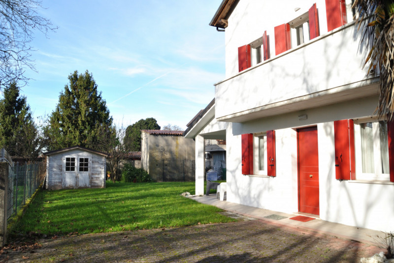 In un contesto tranquillo e molto ricercato, proponiamo una splendida porzione di trifamiliare ca...