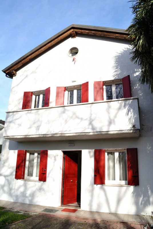 In un contesto tranquillo e molto ricercato, proponiamo una splendida porzione di trifamiliare ca...