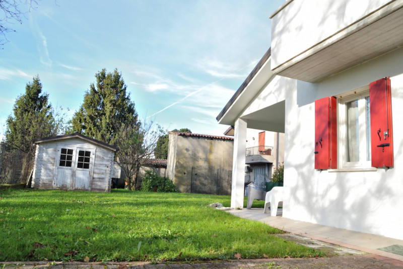 In un contesto tranquillo e molto ricercato, proponiamo una splendida porzione di trifamiliare ca...