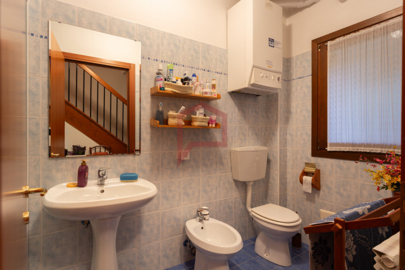 Valsalega, a 10 minuti dalla piana del Cansiglio, proponiamo in vendita un luminoso appartamento ...