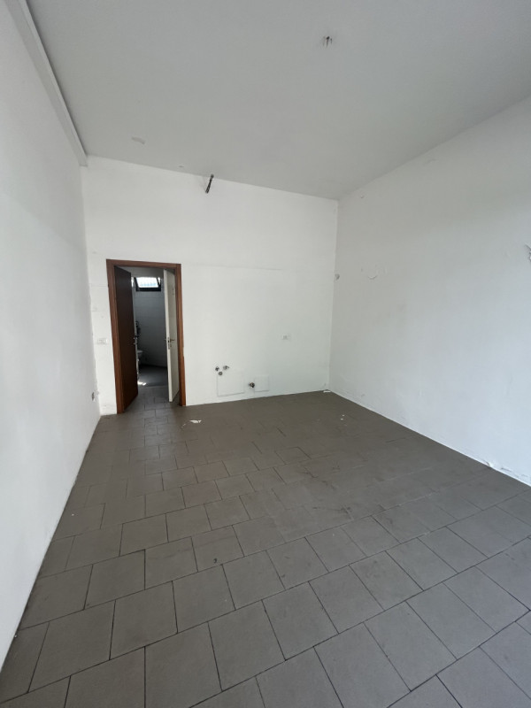 Proposta in locazione – Negozio uufficio al Piano terra con vetrina, possibilità di parcheggio co...