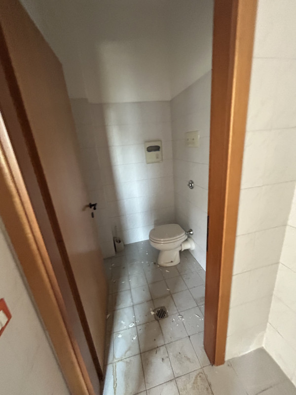 Proposta in locazione – Negozio uufficio al Piano terra con vetrina, possibilità di parcheggio co...