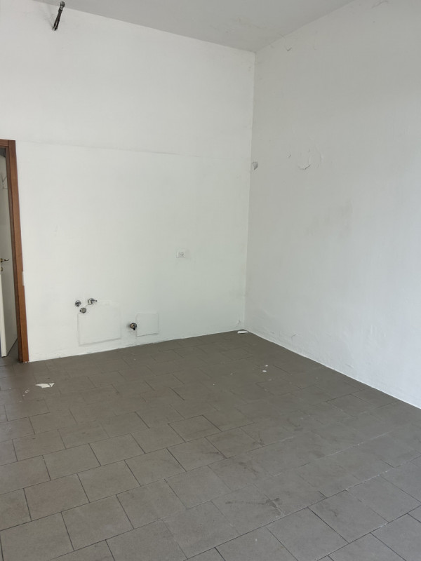 Proposta in locazione – Negozio uufficio al Piano terra con vetrina, possibilità di parcheggio co...