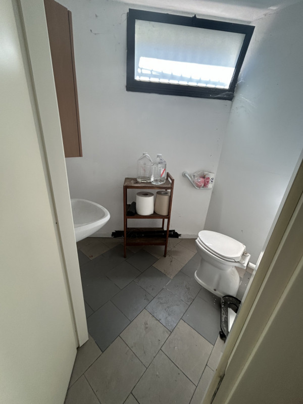 Proposta in locazione – Negozio uufficio al Piano terra con vetrina, possibilità di parcheggio co...