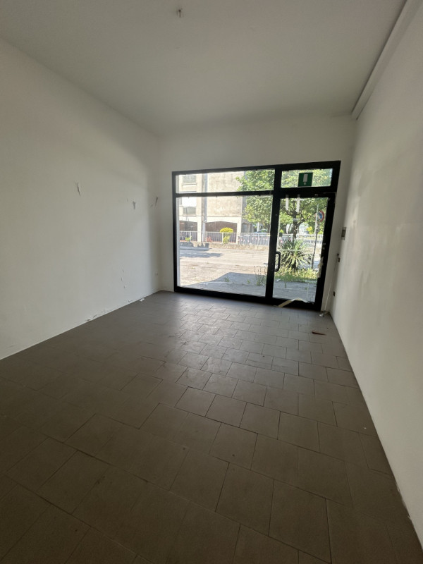 Proposta in locazione – Negozio uufficio al Piano terra con vetrina, possibilità di parcheggio co...