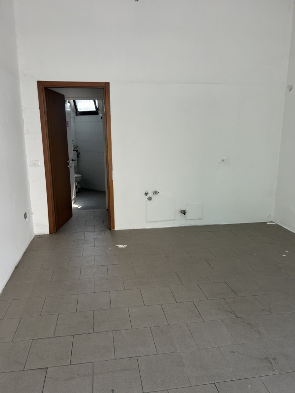 Proposta in locazione – Negozio uufficio al Piano terra con vetrina, possibilità di parcheggio co...