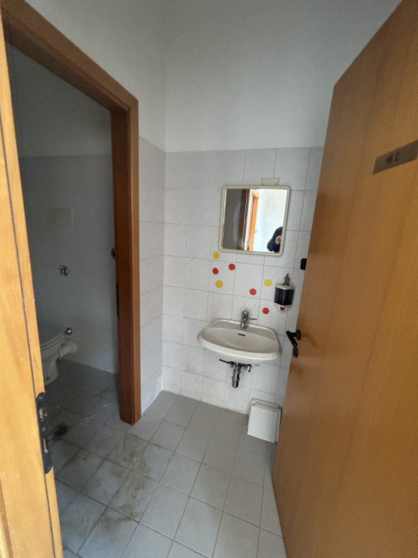 Proposta in locazione – Negozio uufficio al Piano terra con vetrina, possibilità di parcheggio co...