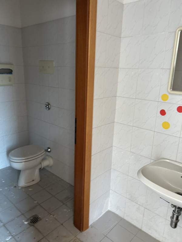 Proposta in locazione – Negozio uufficio al Piano terra con vetrina, possibilità di parcheggio co...