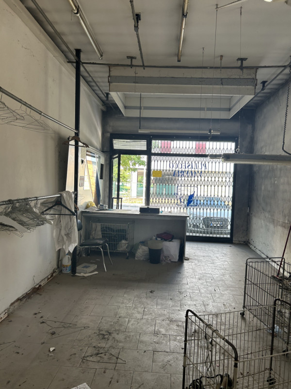 Proposta in locazione – in popoloso quartiere Negozio ufficio al Piano terra con vetrina, possibi...