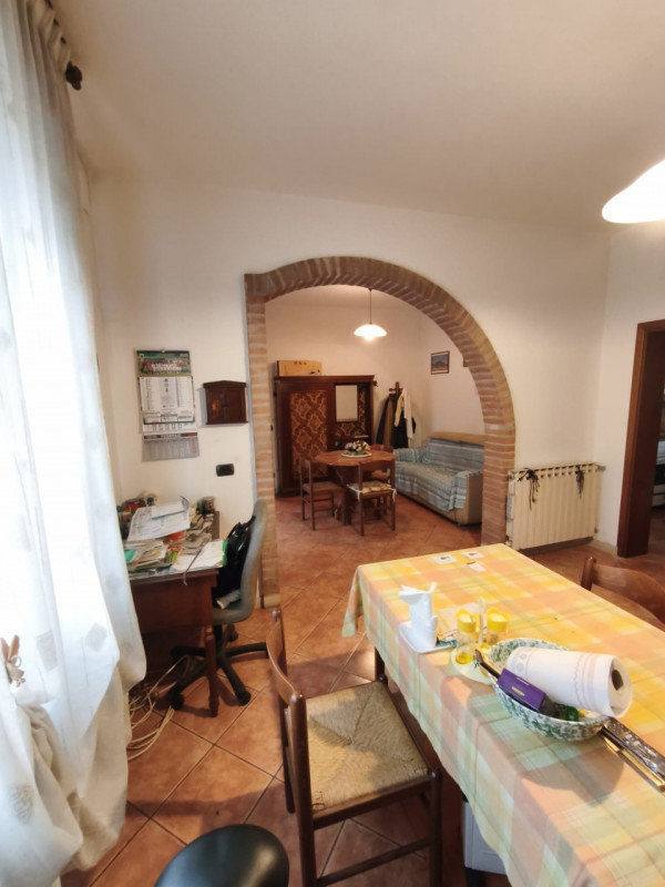 Vendesi a Pernumia villetta singola, disposta al piano terra, composta da ingresso/soggiorno, cuc...