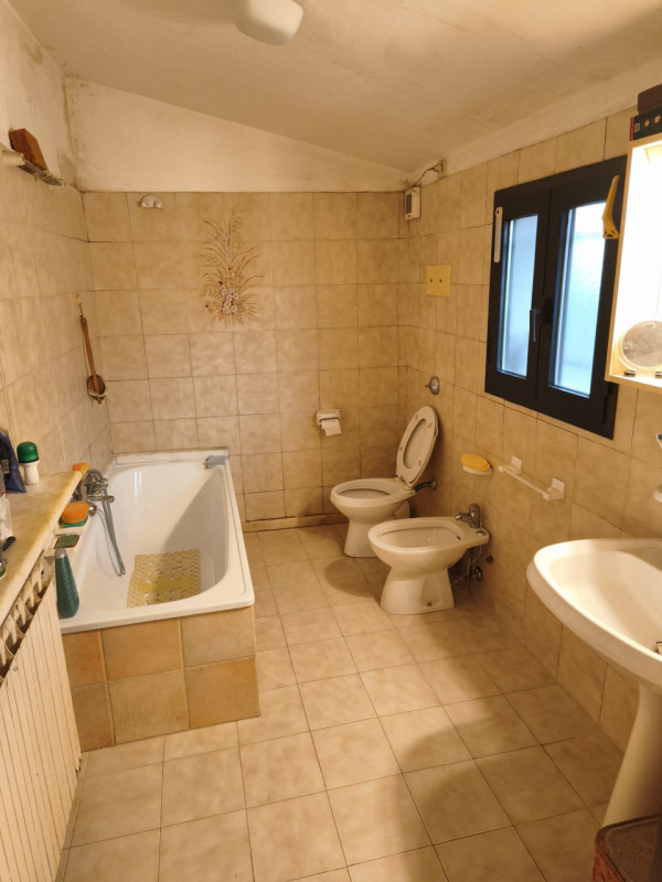 Vendesi a Pernumia villetta singola, disposta al piano terra, composta da ingresso/soggiorno, cuc...