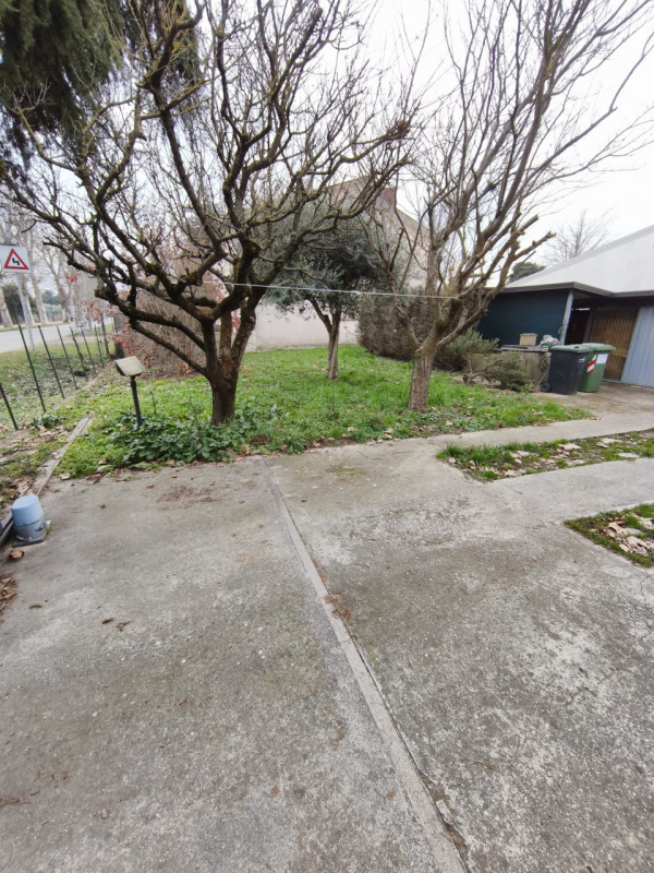 Vendesi a Pernumia villetta singola, disposta al piano terra, composta da ingresso/soggiorno, cuc...