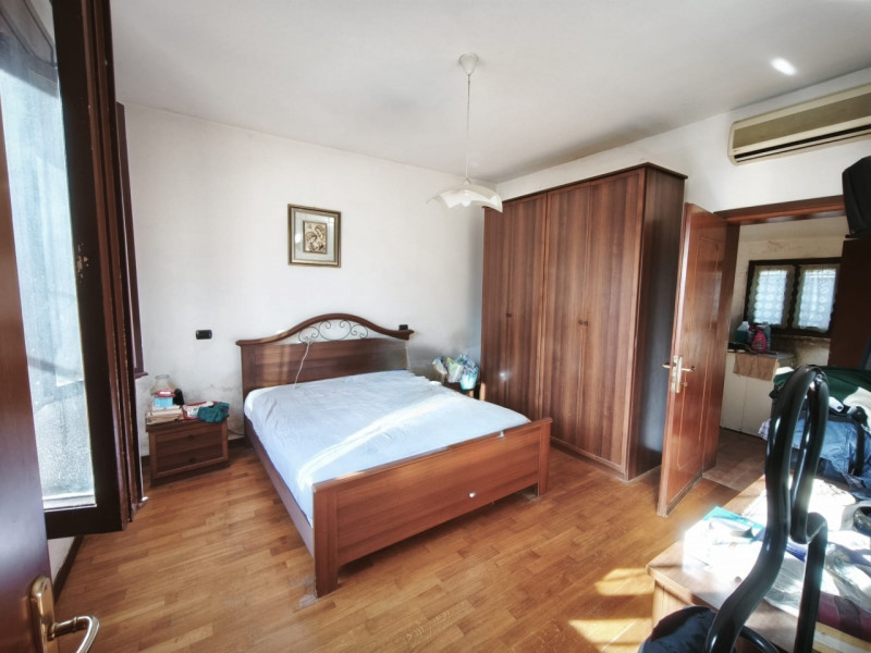 Vendesi a Pernumia villetta singola, disposta al piano terra, composta da ingresso/soggiorno, cuc...