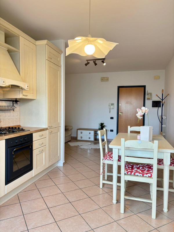 Proponiamo in vendita a Monselice, nella tranquilla e servitissima zona residenziale Marco Polo, ...