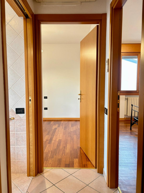 Proponiamo in vendita a Monselice, nella tranquilla e servitissima zona residenziale Marco Polo, ...