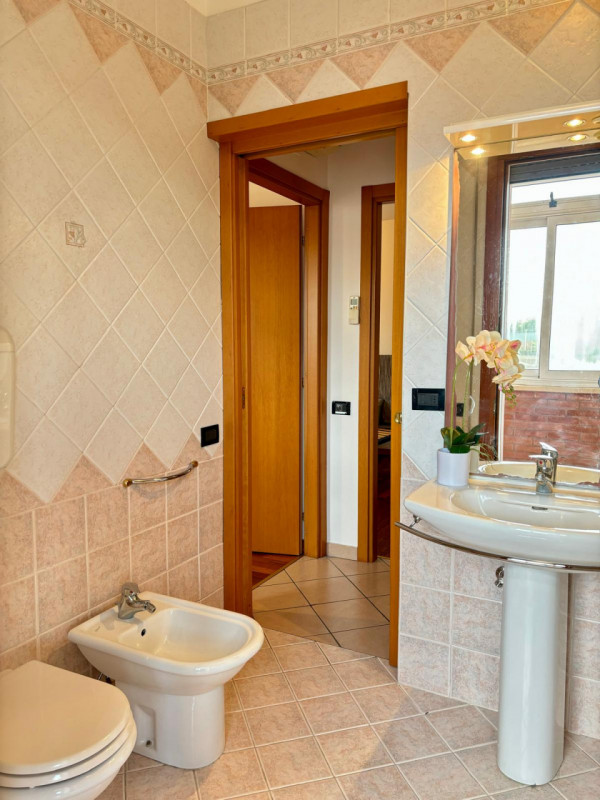 Proponiamo in vendita a Monselice, nella tranquilla e servitissima zona residenziale Marco Polo, ...