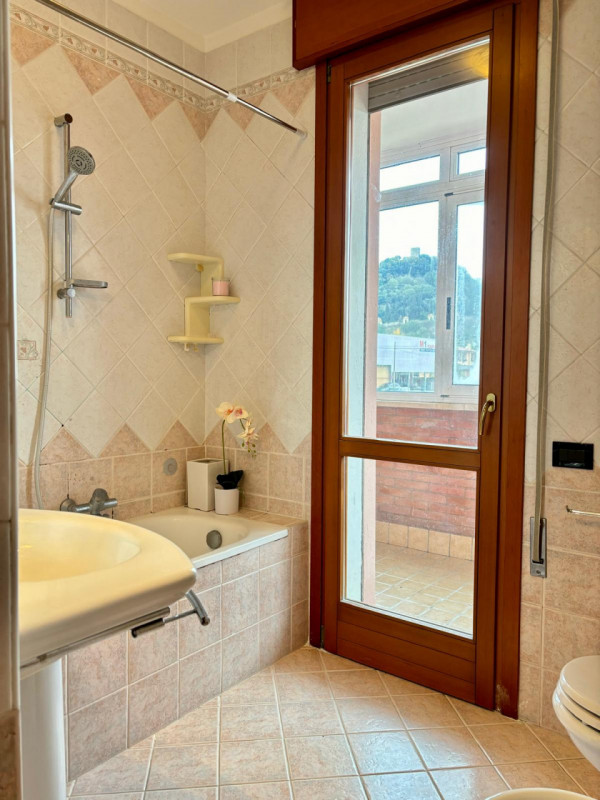 Proponiamo in vendita a Monselice, nella tranquilla e servitissima zona residenziale Marco Polo, ...