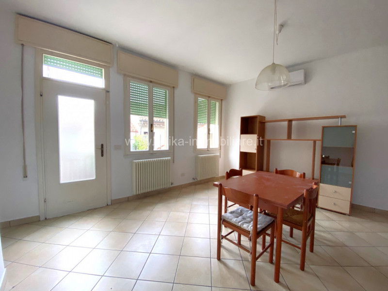 In centro storico di Este, proponiamo un appartamento bilocale al secondo ed ultimo piano. 

L'ap...