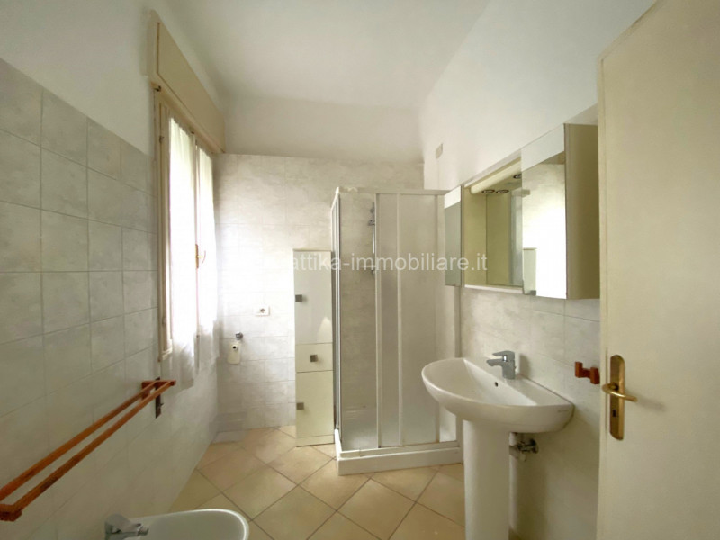 In centro storico di Este, proponiamo un appartamento bilocale al secondo ed ultimo piano. 

L'ap...