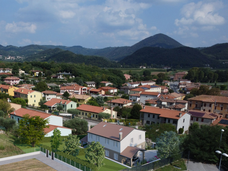 Proponiamo porzione di bifamiliare inserita armoniosamente nel paesaggio dei Colli Euganei.
La so...