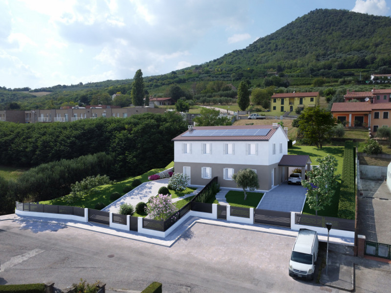 Proponiamo porzione di bifamiliare inserita armoniosamente nel paesaggio dei Colli Euganei.
La so...