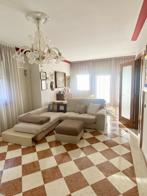 Castelfranco V.to: in posizione centrale a 300 metri dalle mura cittadine, proponiamo in vendita ...