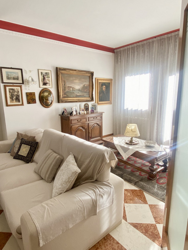 Castelfranco V.to: in posizione centrale a 300 metri dalle mura cittadine, proponiamo in vendita ...