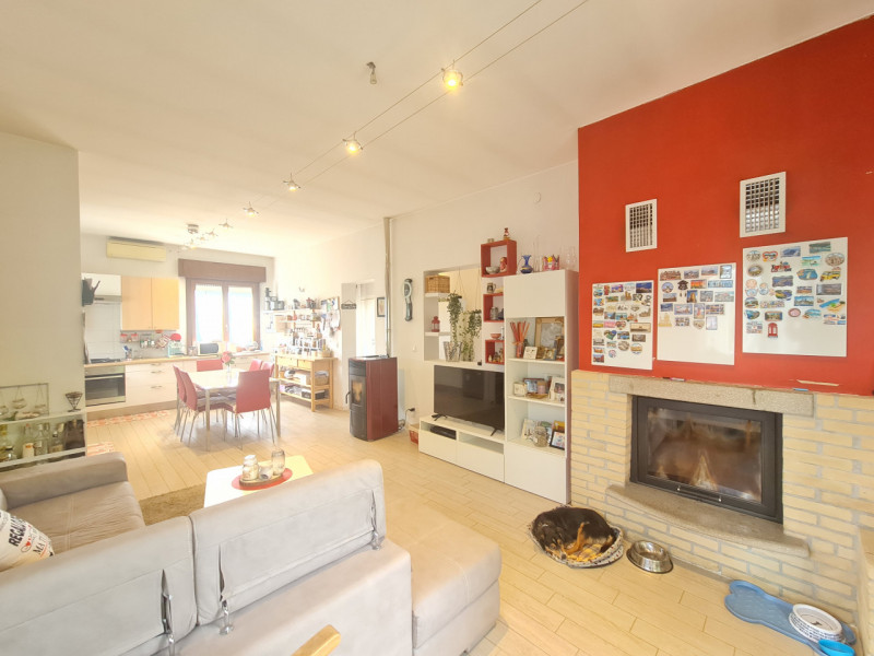 In una delle aree più affascinanti dei Colli Euganei, a Luvigliano, proponiamo una casa indipende...