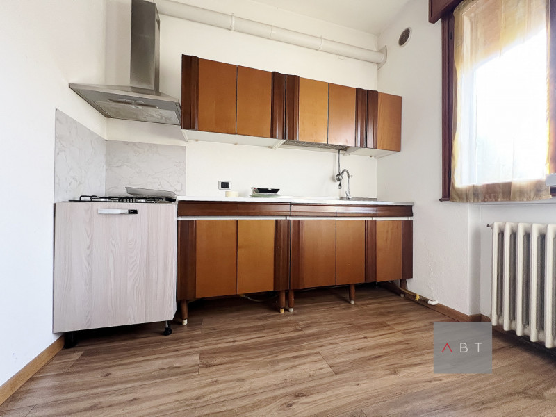 Situato nella frazione di Abbazia Pisani, appartamento al piano primo con ingresso indipendente i...