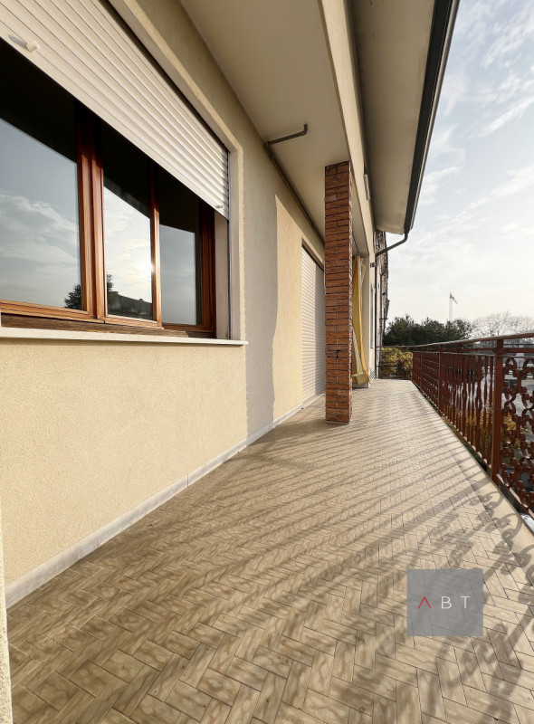 Situato nella frazione di Abbazia Pisani, appartamento al piano primo con ingresso indipendente i...