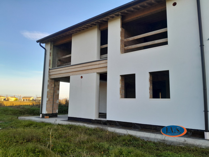 MONTEGALDELLA (VI) Splendida bifamiliare con travi a vista di 230 mq disposta su 2 livelli, con u...